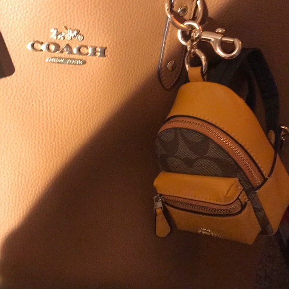 Coach Leather Tote with backpack keychain - Picture 4 of 4